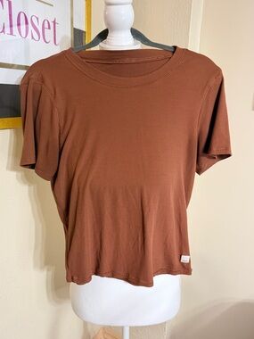 Vuori Short Sleeve Crewneck Top — Rust